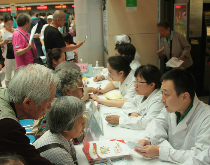 1、老年病科医护人员现场义诊井然有序_1.JPG 1、老年病科医护人员现场义诊井然有序_1.JPG