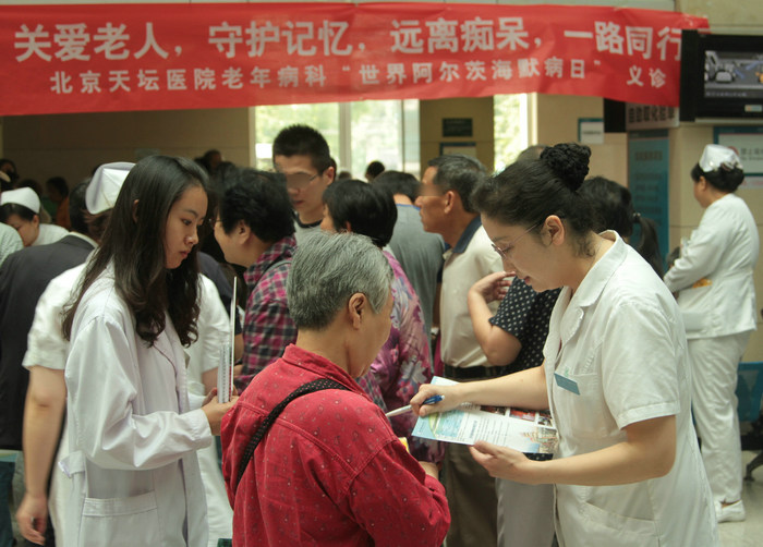 2、张巍主任亲临现场组织义诊活动_1.JPG 2、张巍主任亲临现场组织义诊活动_1.JPG