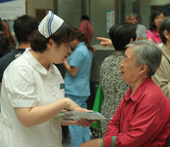 3、李虹科护士长详细介绍阿尔茨海默病的护理_1.JPG 3、李虹科护士长详细介绍阿尔茨海默病的护理_1.JPG