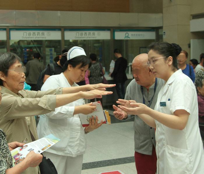 7、尹学红护士长热情发放阿尔茨海默病宣传手册_1.JPG