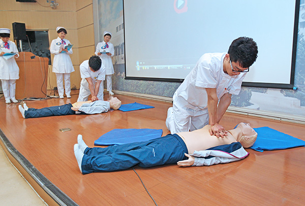 护士心肺复苏竞赛.jpg 护士心肺复苏竞赛.jpg