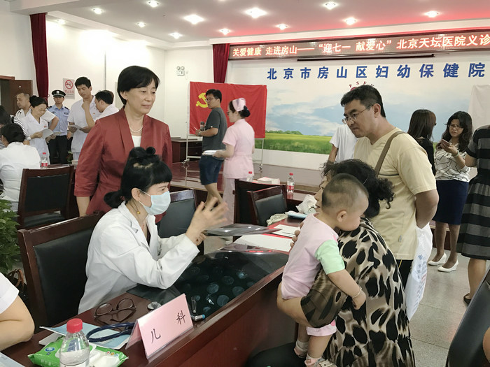 儿科副主任医师李丽嫱在义诊现场.JPG 儿科副主任医师李丽嫱在义诊现场.JPG