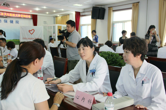 心内科副主任医师穆利英(右2)在义诊现场.jpg 心内科副主任医师穆利英(右2)在义诊现场.jpg