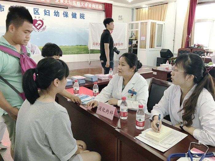 消化内科副主任医师王天懿(右2)在义诊现场.JPG 消化内科副主任医师王天懿(右2)在义诊现场.JPG