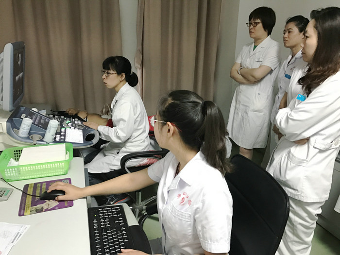 超声科黄文燕医生为疑难病例做超声会诊.JPG 超声科黄文燕医生为疑难病例做超声会诊.JPG