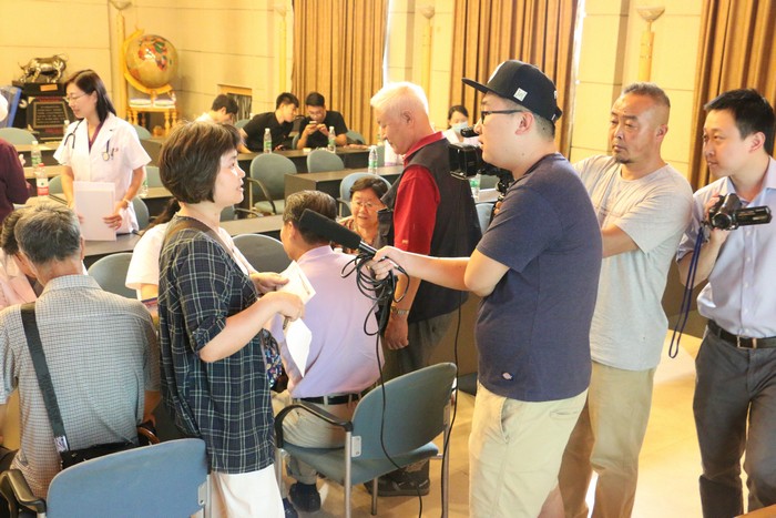19、采访与会者(2)_1.JPG