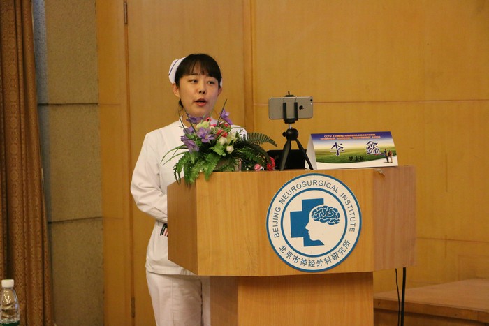 6、李鑫护士长带领大家互动.JPG 6、李鑫护士长带领大家互动.JPG